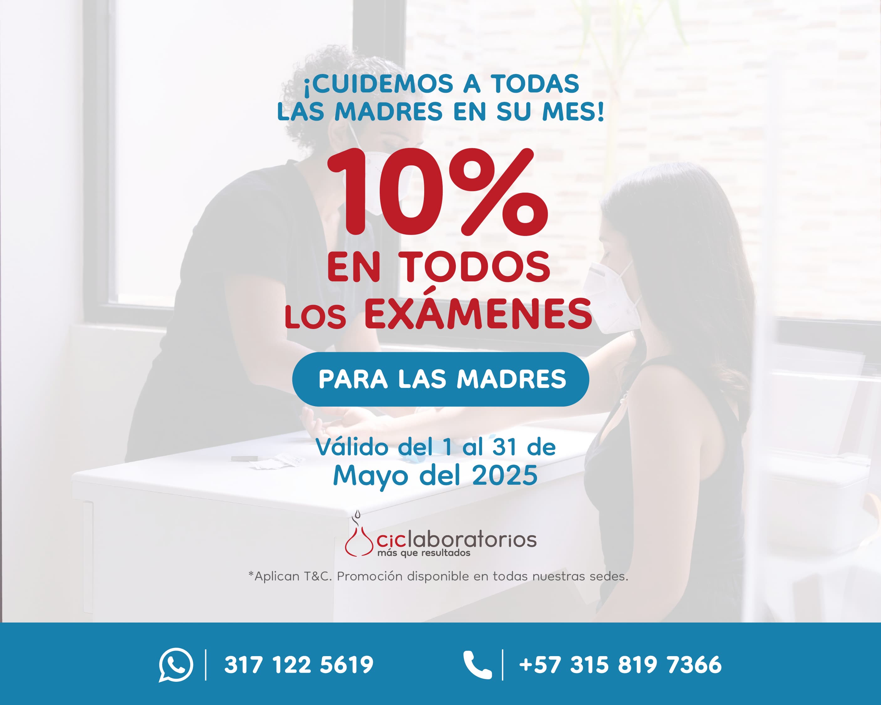 Señor sonriente en el consultorio